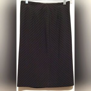 FITTED PURPLE AND BLACK KNEE LENGTH PENCIL SKIRT.